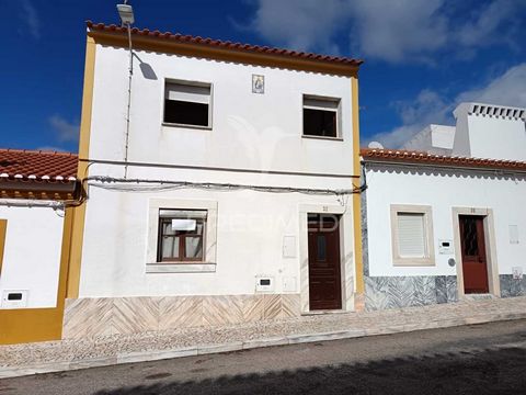 Situada na pitoresca localidade de São Romão, esta encantadora moradia oferece um ambiente tranquilo e confortável, ideal para quem procura a combinação perfeita entre a vida no campo e o conforto moderno. A casa dispõe de três amplos quartos, ideais...