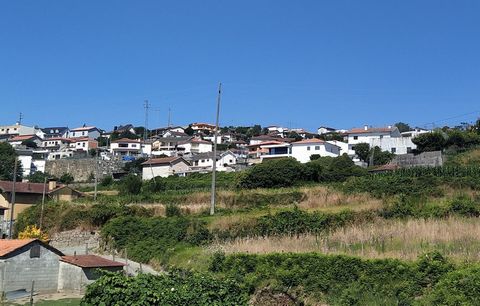 Nous présentons une opportunité d'investissement unique pour acquérir une ferme à Figueiró (Santiago), dans la municipalité d'Amarante, à côté de Vila da Lixa. Une propriété d'une superficie totale de 15263 m2, dispose actuellement d'un bâtiment rési...