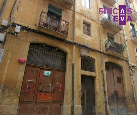 Fincas Eva presents: Commercial premises and warehouse for sale - parking lot to be renovated in the upper part of Tarragona. The premises were renovated in 1990 and the warehouse dates back to 1800. Both are open plan and have a rear exit to a patio...