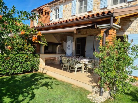 Location: Istarska županija, Poreč, Poreč. Poreč, Umgebung – Wunderschönes Doppelhaus mit Pool In der Umgebung von Poreč, in einer attraktiven Lage, die die Nähe zum Meer mit einer ruhigen Atmosphäre vereint, befindet sich dieses charmante Doppelhaus...