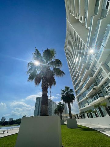 Attico di lusso con vista sull'oceano a Puerto Cancun: stile di vita esclusivo e alta plusvalenza Questo splendido attico di 376 metri quadrati ridefinisce il lusso e il comfort, offrendo una vita eccezionalmente esclusiva in una delle destinazioni p...