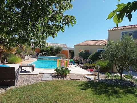 Proche bord de mer et à 5 min ST GILLES CROIX DE VIE - maison de 168 m2 avec un terrain de 1742 m2 - 4 chambres. PIECES - PISCINE CHAUFFEE -