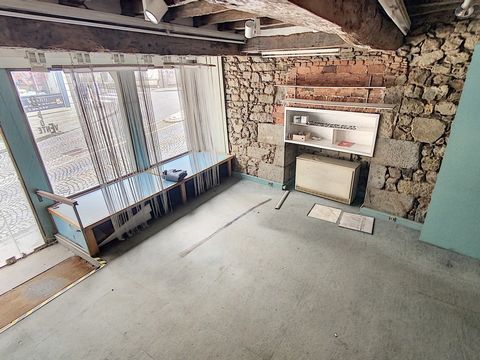 Situé au cœur de Saint-Brieuc, à proximité immédiate des commerces, de la gare et de toutes les commodités, cet immeuble à rénover entièrement représente une belle opportunité d’investissement dans un secteur dynamique. D’une surface totale d’environ...