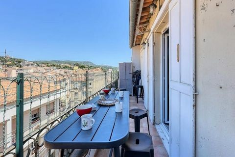 Au cœur de Bandol, charmante ville méditerranéenne baignée de soleil, cet élégant appartement vous invite à découvrir le charme de la Côte d'Azur. À deux pas de plages de sable fin et de boutiques animées, ce havre de paix offre un cadre idéal pour u...