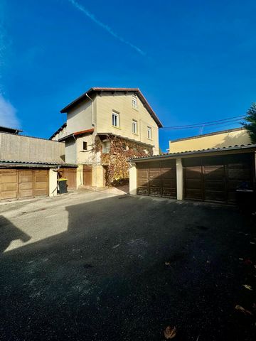 Maison de ville avec cour et garages