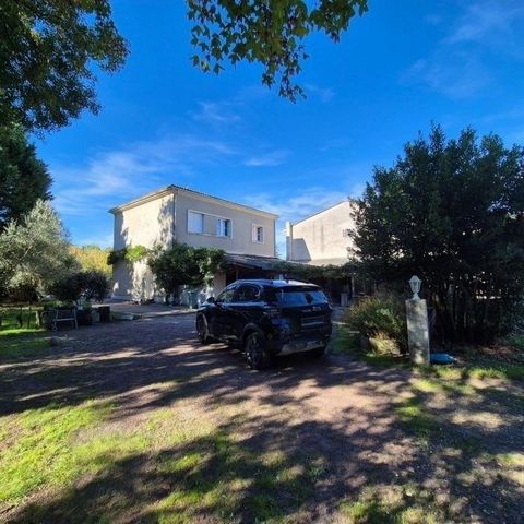 maison à étage de 130 m2 et 60m2 de véranda sur un joli terrain arboré de 1006 m2 avec une dépendance habitable