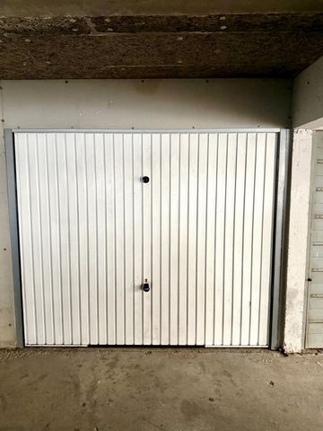 Garage 40 m² avec mezzanine – Centre de Nîmes