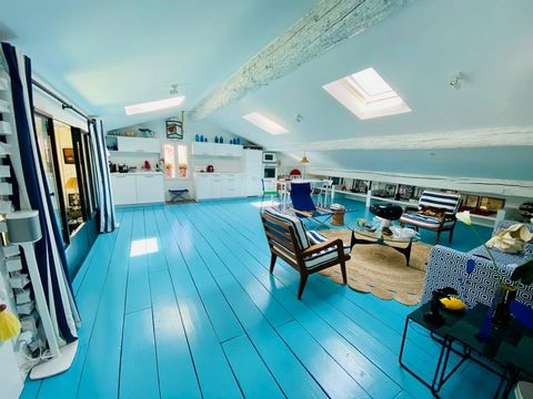 Superbe appartement, de type 3 esprit Loft, composé de deux chambres avec verrières, donnant sur un grand séjour / cuisine très lumineux, une grande salle d'eau avec rangement, un WC séparé avec buanderie et une superbe cave voutée. Appartement entiè...