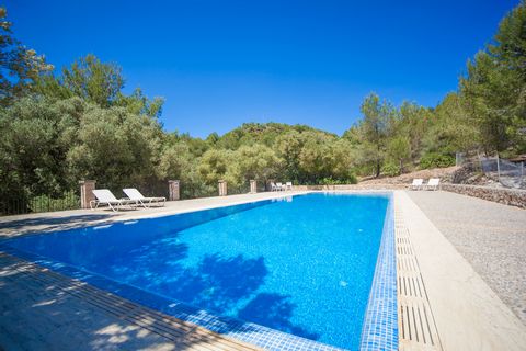 Apartment in an old Majorcan property within the Llevant Natural Park (Artà) with capacity for 2 or 3 guests. Discover peace and calmness in this beautiful place within the forest where a chlorine shared pool will allow you to fight the summer heat. ...