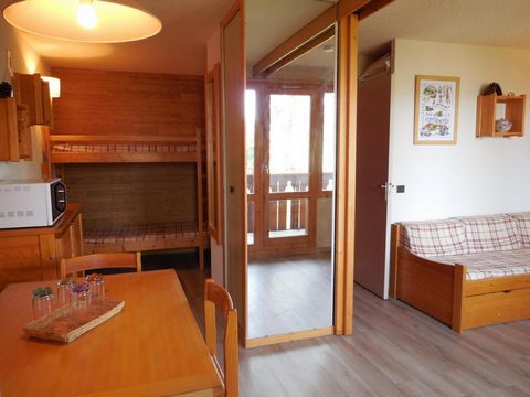 The residence La Lanterne is ideally situated at the foot of the ski slopes, at 200 m from the first shops and less than 300 m from the ski resort centre, the ski school and the nursery. Surface area : about 28 m². 2nd floor. Orientation : North. Vie...