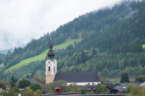 Altenmarkt im Pongau is 71 km north-east of Kaprun. This beautiful house is located in a quiet and sunny spot, about one kilometre from the lively town centre. The very well-kept flat is on the 1st floor and has a balcony. Here you can enjoy the marv...