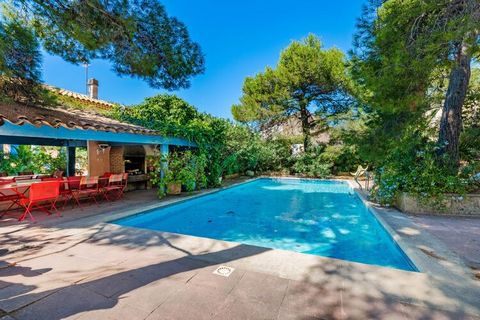 Located in Martigues, this serene villa comes with 3 bedrooms and offers a comfortable stay for 8 people. A group or families can enjoy the private swimming pool and air conditioning. The sheltered beach bay at the Mediterranean Sea is at 200 m. You ...