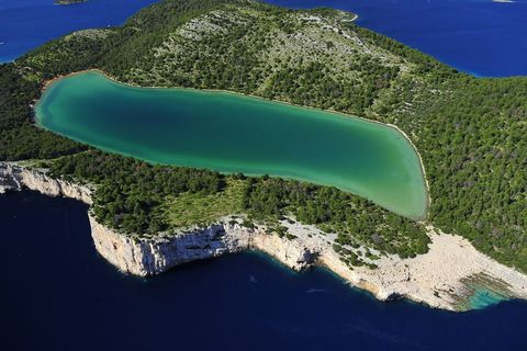 Hvis du søker etter et sted å gå på en magisk ferie, se ikke lenger enn Dugi Otok, Nord-Dalmatias lengste og en av de vakreste øyene. Øya er godt forbundet med byen Zadar, ferger og andre liners seiler ut flere ganger om dagen. Den en og en halv lang...