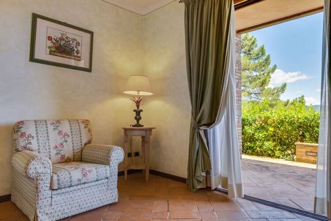 Dit aangename appartement ligt op de top van een heuvel. Het is voorzien van een prachtig weids uitzicht over de groene vallei van Umbrië en het charmante stadje Collazzone. De woning met 1 slaapkamer en een woonkamer met slaapbank is ideaal voor een...