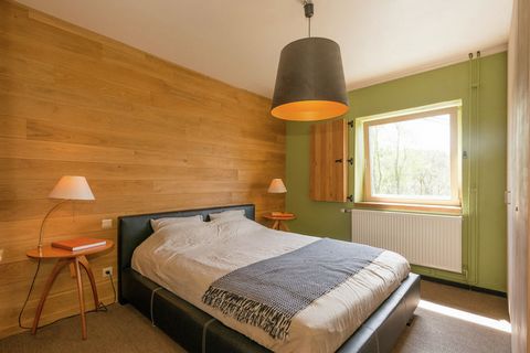 Dit prachtige vakantiehuis in België ligt aan de rand van het bos en is voorzien van een bubbelbad en een sauna. Er zijn 5 slaapkamers die gezamenlijk 13 gasten kunnen accommoderen. Deze optie is ideaal voor familievakanties. Begin de dag met een gez...