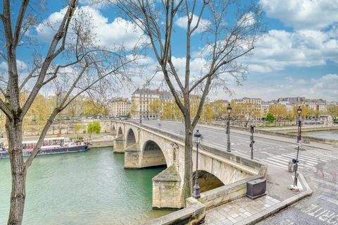 Dream river view Parisian property, a rare opportunity in the 4th district of Ile Saint Louis / Quai de Bourbon. Enjoying privileged views of the Seine come and discover for yourself this chic character apartment of 61 m2. On an elevated floor with l...