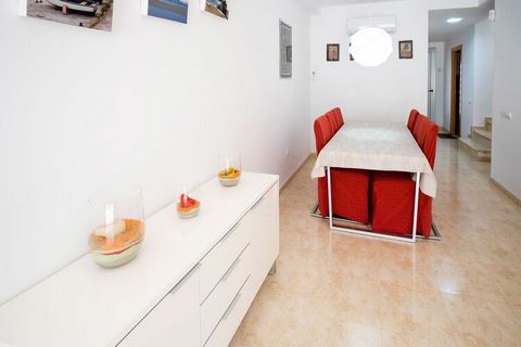 This lovely holiday home in Amposta has a lovely location and a shared swimming pool. The cosy bedrooms comfortably accommodate the whole family. The residence is at a stone's throw from the sea and close to the Parc Natural del Delta de l'Ebre. A vi...