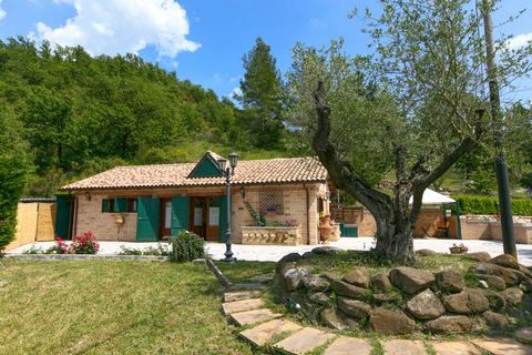 Gelegen in Cagli, in de prachtige regio Marche, is dit een huisje met 2 slaapkamers voor een klein gezin van 5 personen. Het huisje heeft een gemeenschappelijk zwembad waar u heerlijk kunt ontspannen na een spannende dag. Het huisje ligt op de grens ...