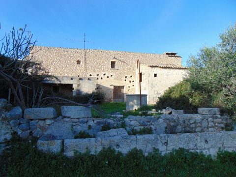 Country house in Campanet, 250 m. of surface, 49000 m. surface plot, 30 m2 of dining room, 100 m2 of terrace, 2 double rooms, property to reform, south facing, cement floor, exterior carpentry has no.Extras: water, double garage, electricity, patio, ...