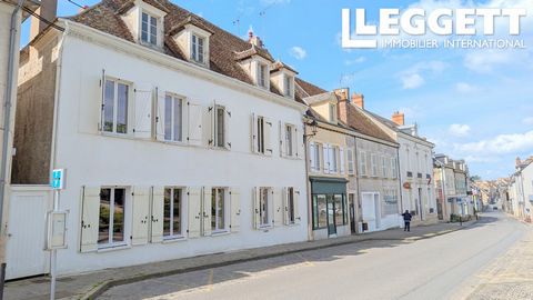 A21304WT18 - In het hart van de historische stad Châteaumeillant, in de directe omgeving van winkels, bars en restaurants, heeft deze grote oude winkel, met accommodatie, ook een tweede eigendom, een tuin, een binnenplaats en een eigen parkeerplaats....