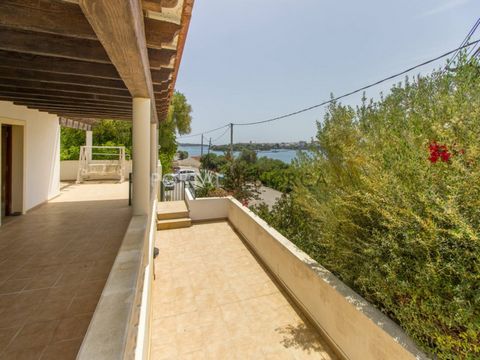 Are you looking for a villa with sea views for sale in the port of Mahón? Don't miss the opportunity to buy this small house in a unique setting. Located a few steps from the sea in the urbanization of Sant Antoni, it has a constructed area of 123 m²...