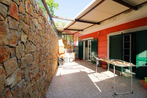 Casa adosada 5 Dormitorios Quelfes, Olhão Z ona tranquilo, cerca de todos los servicios, Villa de 5 dormitorios, que consta de tres plantas, R és-do-chão; Dormitorio con armario empotrado, Amplia cocina con despensa, Salón-comedor con chimenea, Patio...