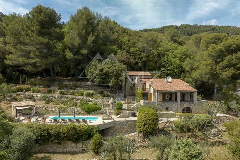 Boasting an exceptional position in a residential area this wonderful provençal property with its incredible stone-clad facade also delivers an incredible Seaview and an absolutely quiet and tranquil environment. Perfect for holidays, the property of...