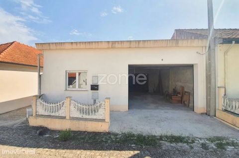 Property ID: ZMPT542464 Property Description: House T2 to Recover in Almagreira, Pombal. Location and Surroundings: Location in a residential area, at Rua Da Ribeira Nº 4, Reis, Almagreira, Pombal. Easy access/distribution of car and pedestrian. Buil...