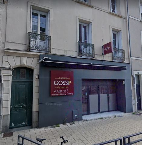 Exclusively in ANGERS center rue de Bressigny, lot composed of a commercial premises on the ground floor and 2 T1 upstairs. The commercial premises has an area of 107m2, it is empty of any occupation with work to be planned. The T1 have a surface of ...