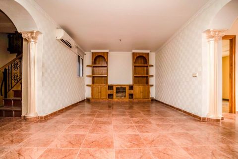 Casa de 170 m² de 3 dormitorios en venta situada en la localidad de Molina de Segura, provincia de Murcia. La localidad está bien comunicada, tanto por transporte público con paradas de autobús con las líneas 22, 41, 51 y 79, como por carretera con l...