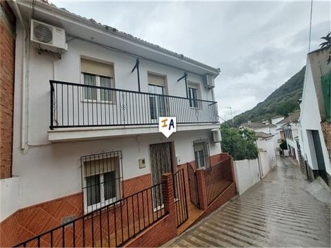 Cette maison de ville de 201 m2 avec 5 chambres et 2 salles de bains avec un grand garage / atelier est située dans le pittoresque Castil de Campos à seulement 10 minutes de la grande ville de Priego de Cordoba en Andalousie, en Espagne et dispose d'...
