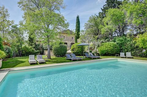 This exceptional 18th century property is located in a peaceful natural environment in L'Isle-sur-la-Sorgue, close to the renowned antique village. Between the Monts de Vaucluse and the Luberon, you will be immersed in a preserved nature while being ...