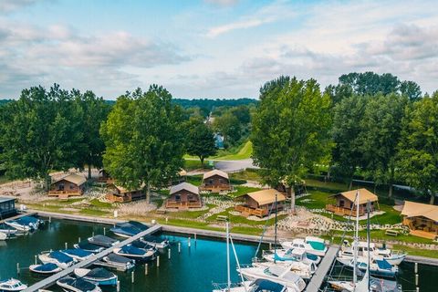 This detached, single-storey chalet is located on the Resort Zuiderzee holiday park, a stone's throw from the Veluwemeer with all its facilities for water sports. The chalet is comfortably furnished. In addition to the living room with TV, you will f...