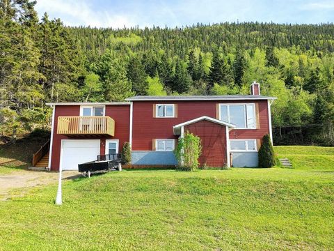 House with practical architecture that allows abundant and bright windows. Panoramic views of the river and the mountain. Very large lot of 175,107 sq. ft. Municipal water and sewer services. Basement on the ground floor, so very bright. Attached gar...
