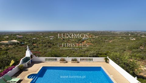 A vendre à Estoi, Algarve, une villa indépendante avec cinq chambres et une vue imprenable sur la mer . À l'étage supérieur, il y a un spacieux salon et salle à manger avec cheminée et accès direct à l'extérieur , une cuisine entièrement rénovée et é...