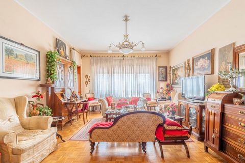 EUR Dalmata Laurentina - Via Marino Ghetaldi. Located on the 3rd floor of an elegant and renovated building with lift, bright apartment for sale of about 127 m2 with south-west exposure consisting of: entrance hall with vestiaire, living room with la...