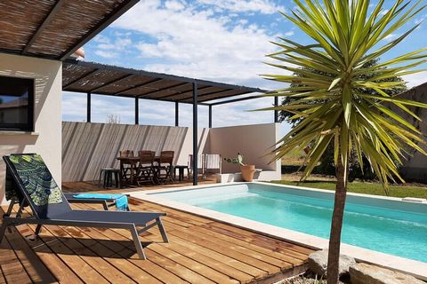 Diese wunderschöne Villa im Languedoc-Roussillon verfügt über einen schönen privaten Swimmingpool und einen gemütlichen Garten. Genießen Sie einen unvergesslichen Urlaub mit Familie und Freunden in diesem wunderschönen Teil Frankreichs. Languedoc-Rou...