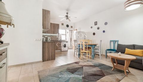 Centrally located in the heart of the historical fishing village of Alvor , is this fully remodelled 3-bedroom townhouse , spread over 3 floors. On the ground floor, is located the open plan living room, fully equipped kitchen , and dining area , as ...