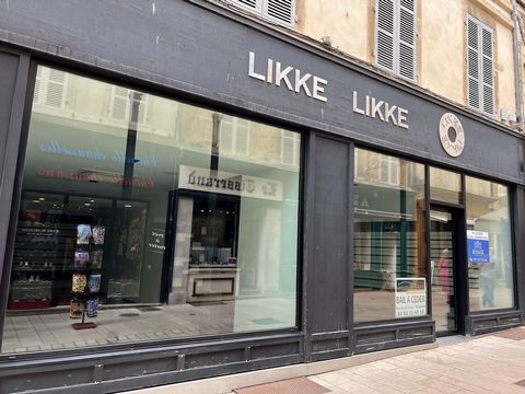 Beaune intra-muros, 1st order location for this commercial premises located in a busy pedestrian street. Large linear showcase. Commercial area with reserve and sanitary facilities. Monthly rent: 3 500 € H.T. Lease 'All shops except nuisance'.