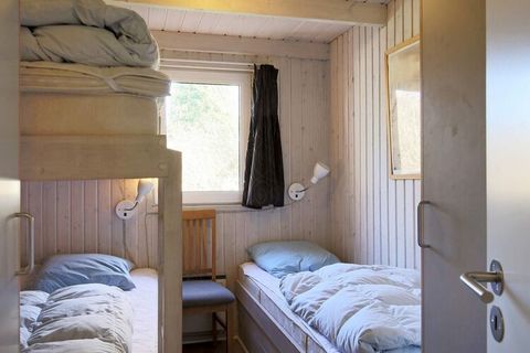 Près de l'une des meilleures plages du Danemark et dans un quartier pittoresque, ce chalet est situé à 15 m & # 178; piscine, bain à remous et sauna. Dans le salon il y a i.a. poêle à bois et TV. La cuisine est bien équipée avec de nombreux types d'a...