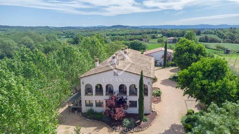 This large country retreat is located only a couple of minute's drive from the nearest village and just 15km from Girona and the Camiral Golf Resort. Earliest recordings of the main house date back to the 18th Century, yet the property has been exten...