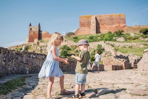 Machen Sie Urlaub in Allinge Der Ferienpark Storløkke in Allinge bietet schöne Ferienunterkünfte in ruhiger Lage. Hier findet jeder etwas für sich wie z. B. den saisonal beheizten Swimmingpool, einen Hockeyplatz, Trampolinspringen, eine Seilbahn und ...