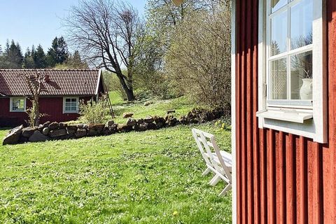 Willkommen in diesem ansprechend renovierten, gemütlichen Ferienhäuschen! Das schwedenrote Holzhaus mit weißen Eckleisten bietet eine faszinierende Aussicht ringsum in die wunderschöne Umgebung und über die Ebene bis hinunter zum See Hornborgasjön! A...