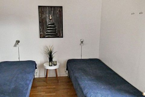 Exklusives Ferienhaus, das Platz für 6 Personen bietet. Es gibt zwei Badezimmer, eines davon sehr groß und mit Whirlpool sowie Sauna ausgestattet. Die funktionelle Küche ist offen mit dem Essplatz und dem Wohnzimmer kombiniert. Alle Räume haben hohe ...