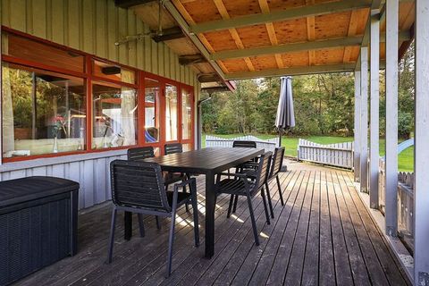 Near the idyllic Limfjord you will find this holiday cottage on a large natural plot. A kitchen-family room was added in 1999 with e.g. a dehydrator. 90 m² terrace.