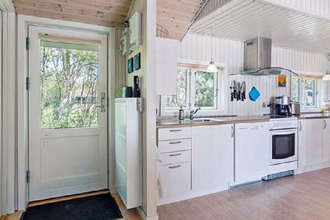 Modernized cottage located on a natural plot with trees just about 75 meters from the Limfjord with direct views of the water at Helligsø Drag. Well furnished living room with wood burning stove, TV and free Wi-Fi. Open kitchen with i.a. dishwasher. ...