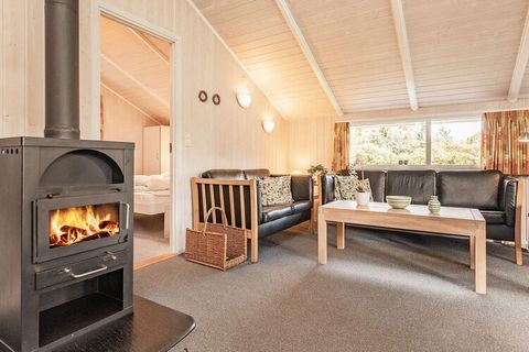 Bright and well-furnished holiday cottage with whirlpool. On cold days you can light the wood-burning stove and have cosy times. The bathroom has a 2-persons whirlpool for relaxation. Heat pump in the living room. Large, south-faced and covered terra...