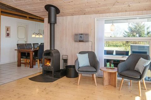 Holiday home with whirlpool and sauna located within walking distance to Hemmet Strand on the southeast side of Ringkøbing Fjord. The cottage is located in the 2nd row to the playground, so this is really a very child-friendly area. The cottage is we...