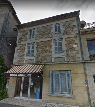 This restored rental complex is made up of a commercial space on the ground floor of 20 m2, a former bakery of 50 m2, upstairs two apartments including 1 habitable T4 of 70 m2 and a T3 of 65 m2. A large garage with exit to the street consists of two ...