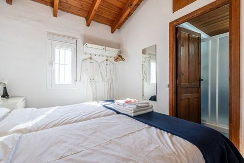 The house sleeps 12 people - 6 bedrooms, each with its own bathroom. The private swimming pool makes being outdoors very pleasant. Also wonderful in winter, the area invites you to hike and explore. The small town of Álora with its 13,000 inhabitants...